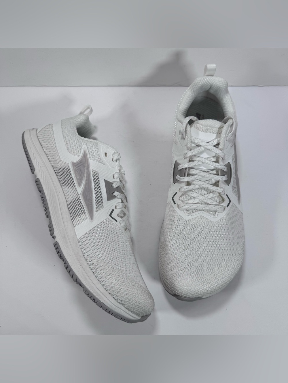 Altra White Gray Solstice XT 3 Cross Training Athletic Sneakers Women Size 9.5